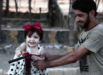 imagen de un hombre jugando con una niña