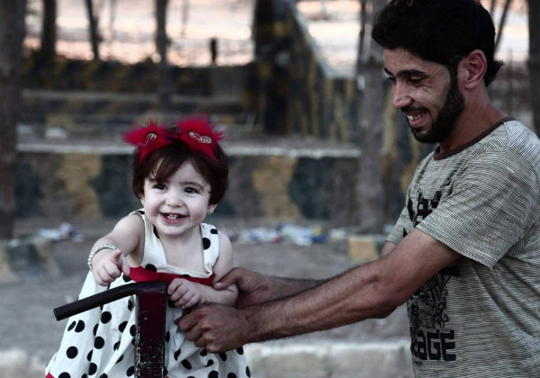 imagen de un hombre jugando con una niña