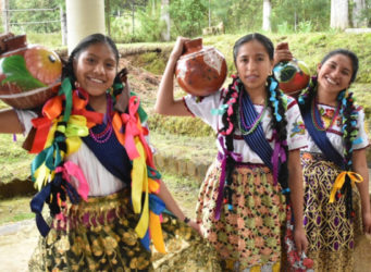 imagen de dos jóvenes indígenas mexicanas