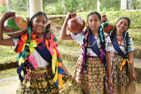 imagen de dos jóvenes indígenas mexicanas