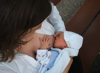 imagen de una medre dando el pecho a un bebé
