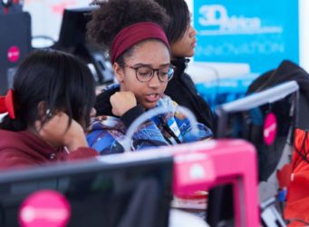 unas jovenes en el evento Girls4tech