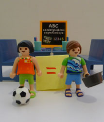 Imagen de Lego de una mujer con una sartén y un hombre con un balón