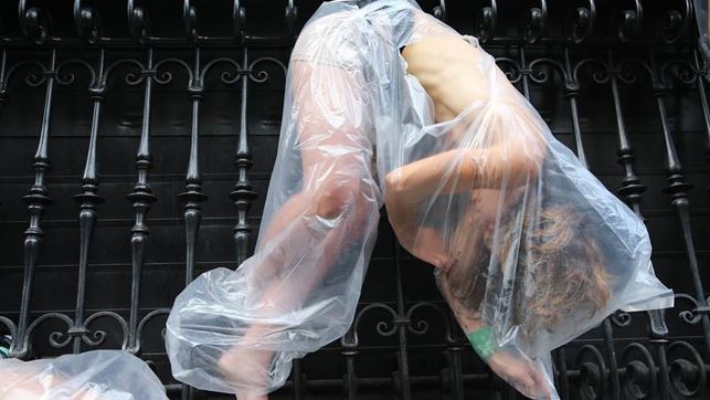 imagen de una mujer desnuda envuelta en plásticos