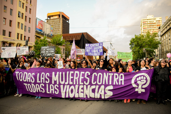 imagen de una manifestación femenina con una pancarta contra todas las violencias