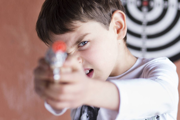 imagen de un niño empuñando una pistola