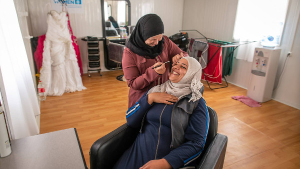 dos mujeres en un centro de belleza en Jordania