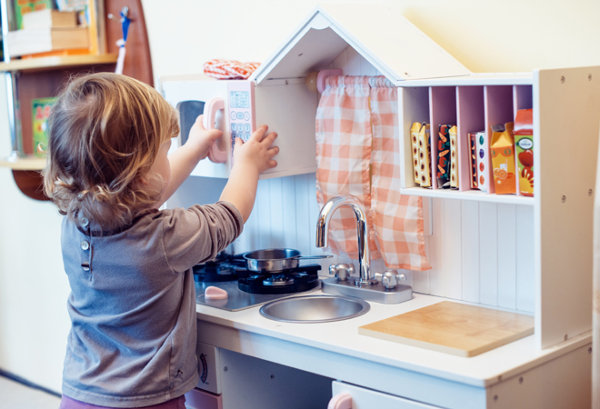 Imagen de una niña jugando a las cocinitas