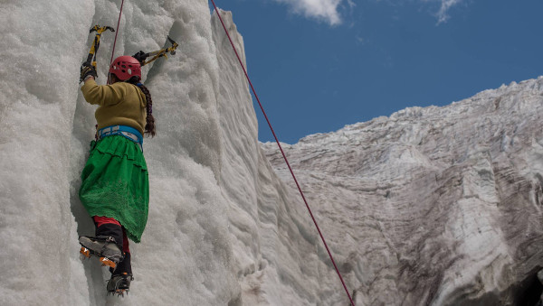 Imagen de Dora Magueño escalando en hielo