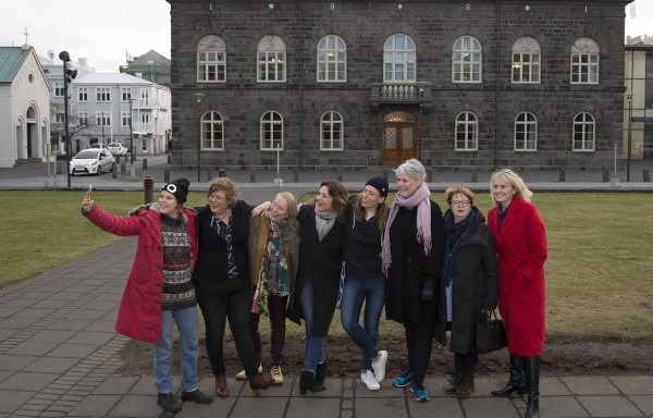 Un grupo de personajes femeninos relevantes ante su Parlamento