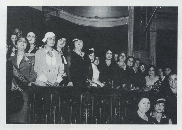 Carmen de Burgos (centro) en una conferencia contra la pena de muerte en el Ateneo de Madrid