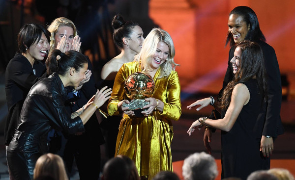 Imagen de Ada Hegerberg recibiendo el balón de oro