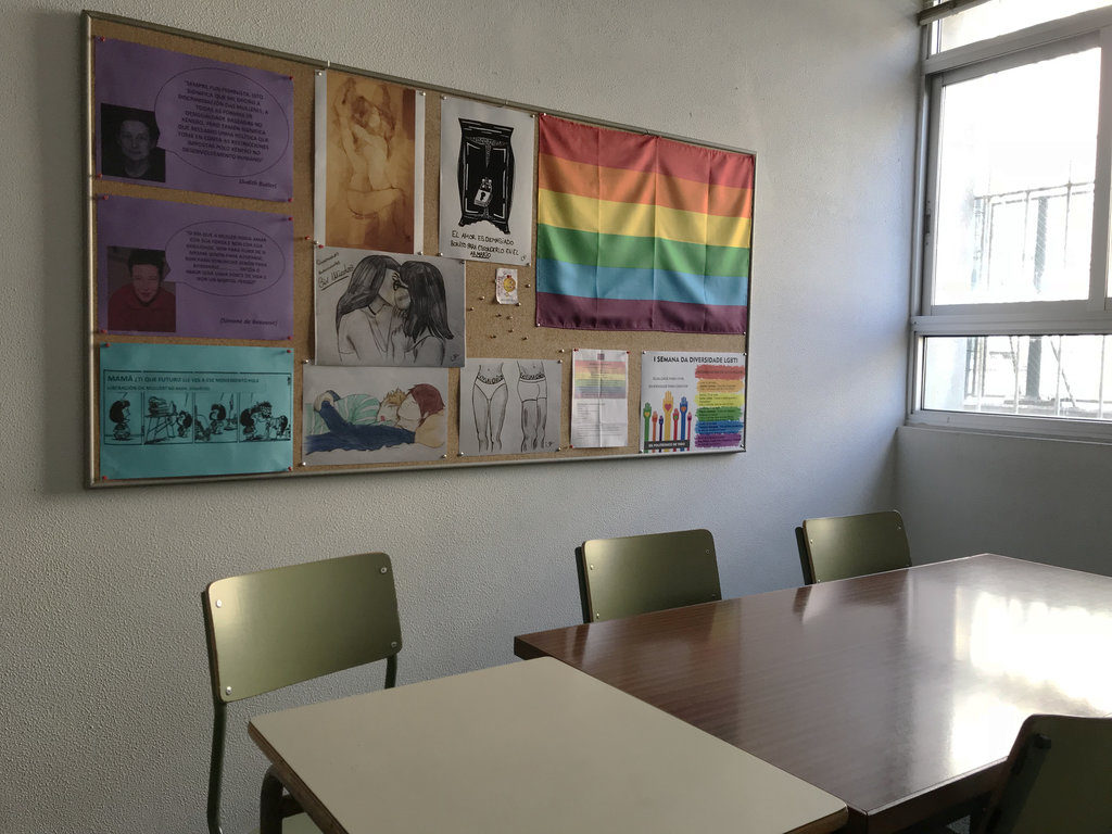 Imagen de un tablón de un aula con la bandera LBTGIQA