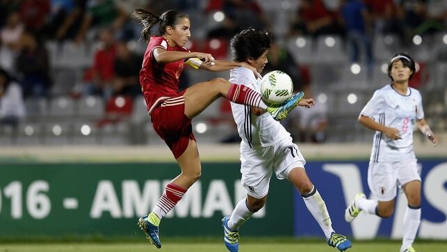 Una futbolista con el balón