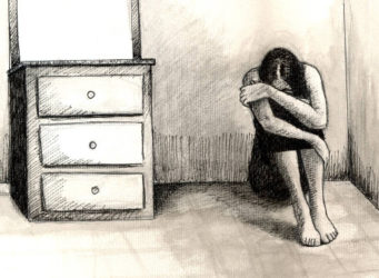 Ilustración de una joven en el suelo de una habitación que esconde la cabeza entre los brazos