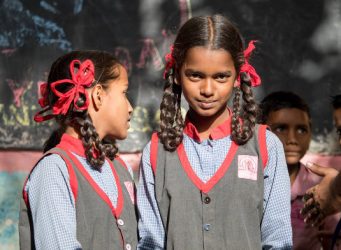 Imagen de dos alumnas de una escuela de Bombay