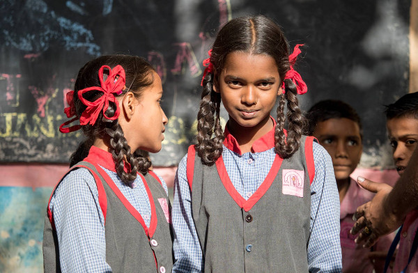 Imagen de dos alumnas de una escuela de Bombay