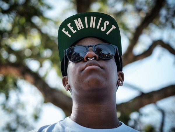 Chico con gorra en la que se lee Feminist