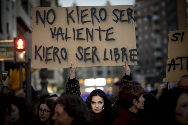 una joven con la pancarta no kiero ser valiente sino libre