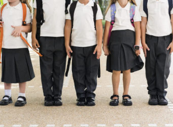 imagen de alumnos y alumnas con uniformes