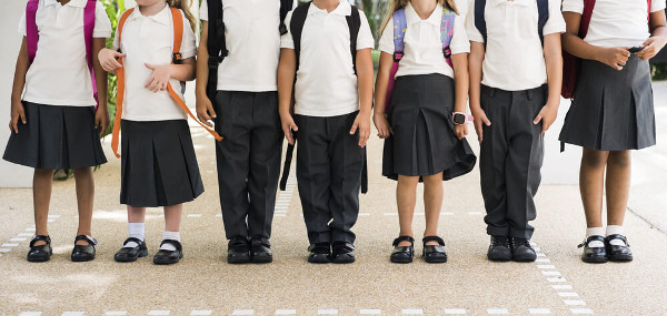 imagen de alumnos y alumnas con uniformes