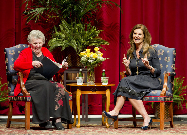 Imagen de Joan Chittister y otra mujer