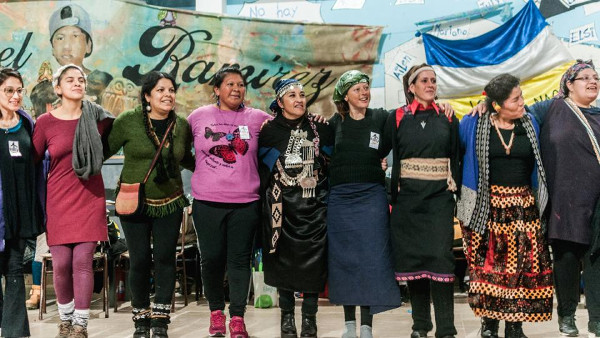 imagen de una cadena abrazo de mujeres indígenas