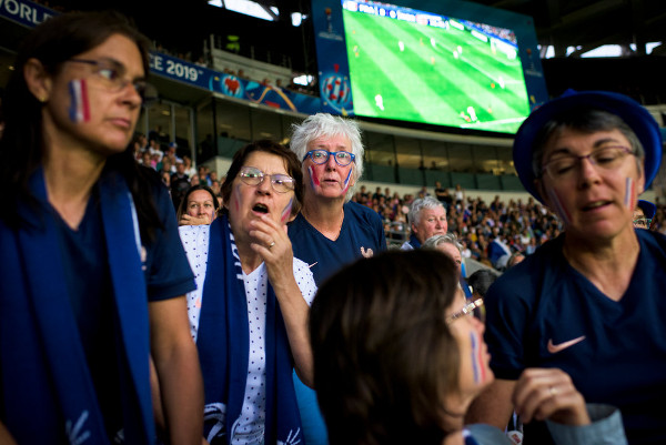 En el centro, dos de las jugadoras de la selección francesa de fútbol de 1971