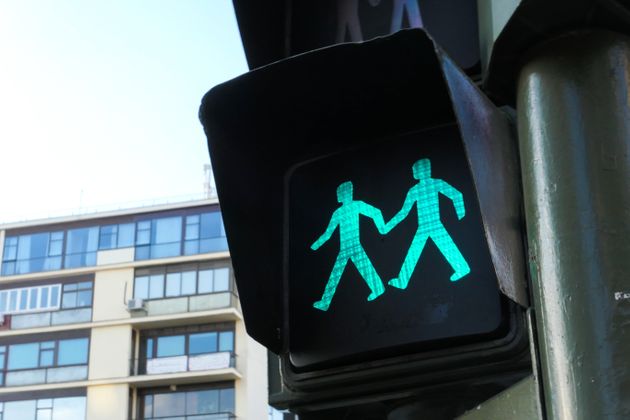Imagen de un semáforo con dos figuras masculinas