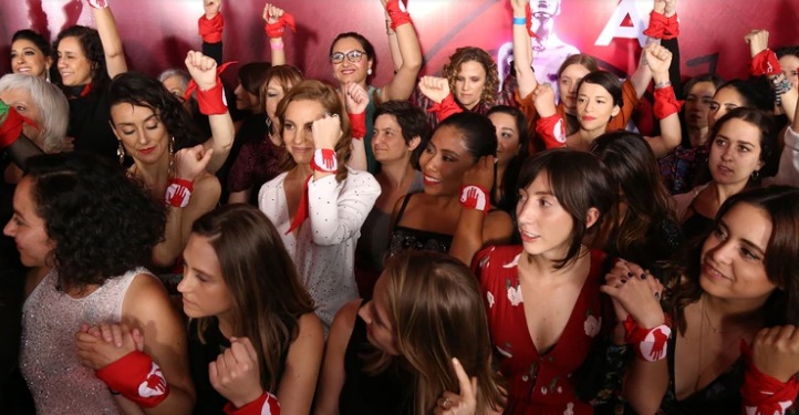 Imagen de las personalidades femeninas con el pañuelo de #yaeshora