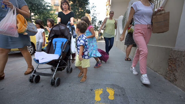 un grupo de padres, madres  y alumnado de un colegio de Valencia