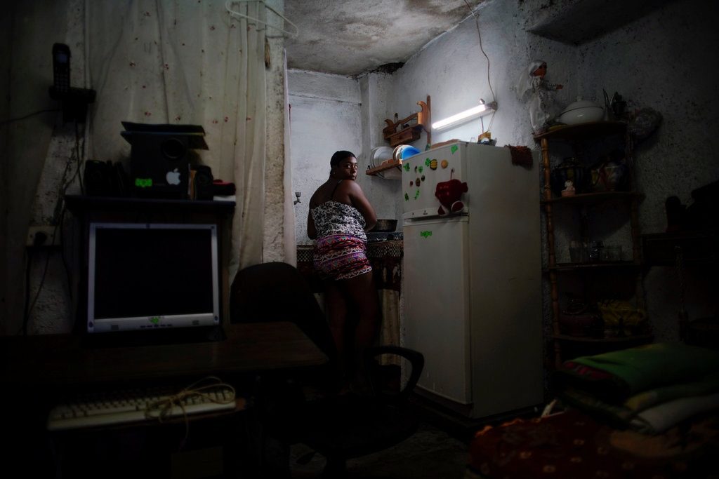 Una mujer en la cocina de su casa en La Habana