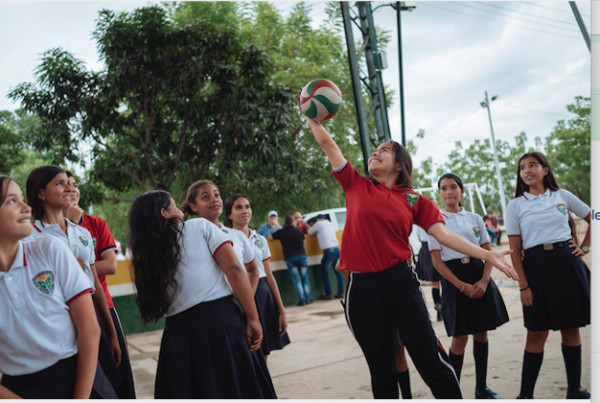 grupo de niñas colombianas jugando al voleibol