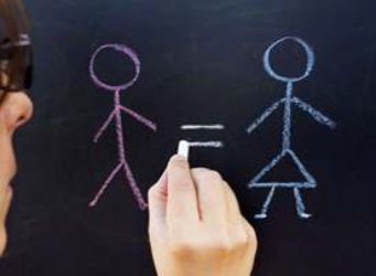 una mujer dibuja una figura femenina y otra masculina separadas por el signo igual