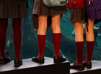 imagen de la falda del uniforme de tres jóvenes