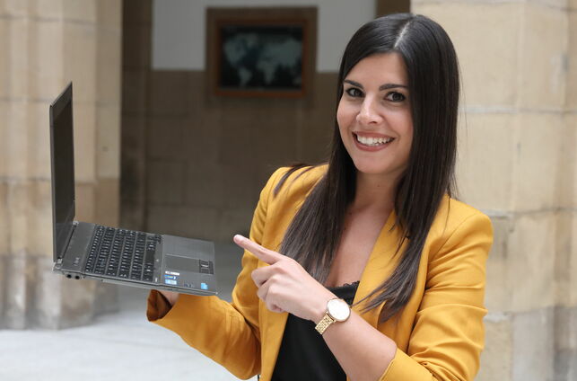 Imagen de Ana Freire con un ordenador portátil en la mano