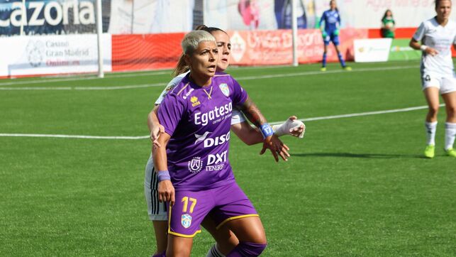 imagen de dos jugadoras de fútbol