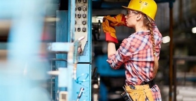 imagen de una trabajadora con casco y gafas protectoras