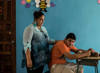 un joven autista de Honduras con su madre