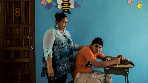 un joven autista de Honduras con su madre