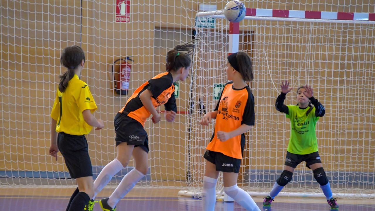 chicas jugando al fútbol