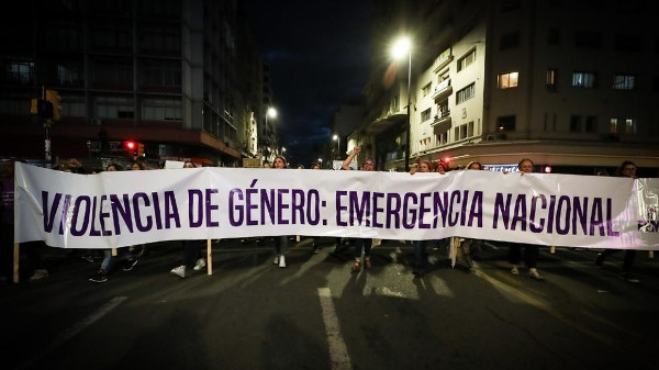 imagen de la cabecera de una manifestación feminista en Uruguay