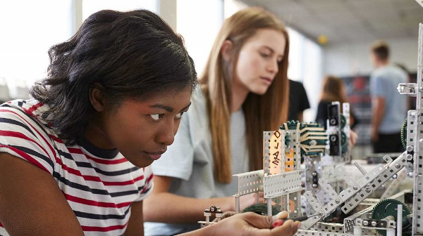 Dos mujeres trabajan en electrónica