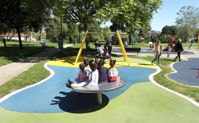 grupo de niños y niñas en un parque