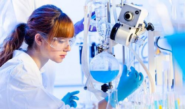 Imagen de una joven investigadora en un laboratorio