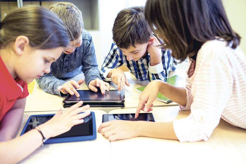 algunos jóvenes ante ordenadores y tabletas