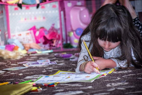 imagen de una niña pintando