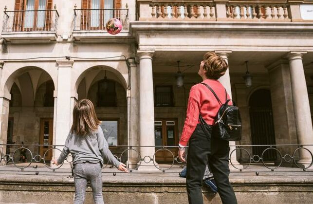 Madre e hijo en Vitoria el día que se suspendieron las clases