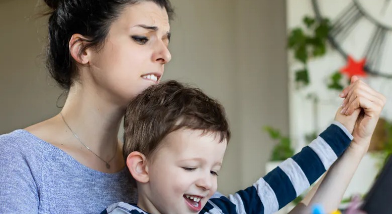 una madre con su hijo y cara de sufrimiento