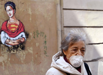 imagen de una mujer con mascarilla en Roma
